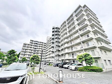 ゆとりある敷地に佇む堂々としたフォルムが印象的。敷地内にはお車の出し入れが快適な平置き駐車場を確保し、みずみずしい植栽が日常に彩りを添える開放感の住環境です。