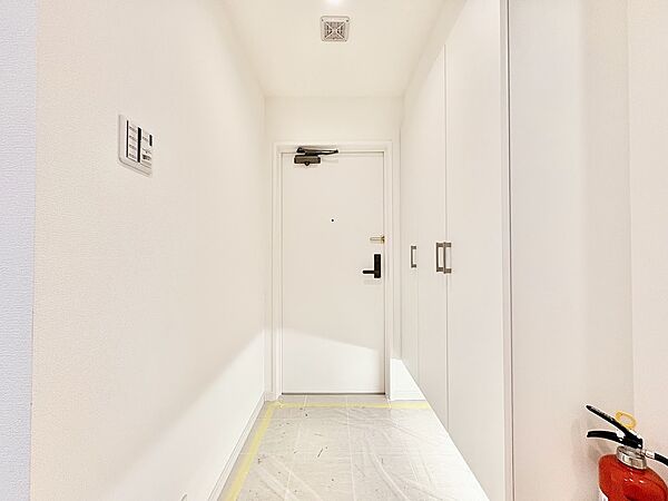 真っ直ぐに行く。新たな生活へ。これから歩むその一足がまた新たな道となる。