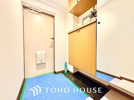 真っ直ぐに行く。新たな生活へ。これから歩むその一足がまた新たな道となる。