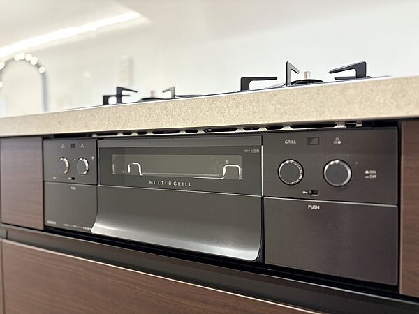 【KITCHEN】◆開放的◆後片付けが楽なシステムキッチン。収納スペースの充実！
