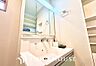 洗面：【WASHROOM】◆快適◆煌びやかな暮らしの中にも忘れたくない快適さ。大きな収納が助けてくれます。