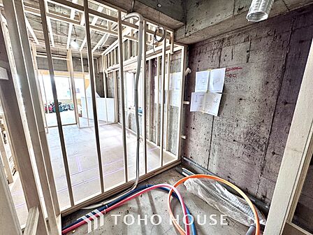 【Swaying surface】光に照らし出されたバスルーム。近日完成予定。
