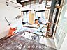 キッチン：【Kitchen】美しく使いやすいキッチンは油汚れが簡単に拭き取れる素材で加工されており、浄水器シャワーから流す水の音を軽減する静かなシンクを採用。見えないところにさり気ない配慮が嬉しい