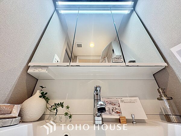 【Wash basin】十分な大きさの洗面台は収納もさる事ながら、身だしなみチェックや歯磨きなど、朝の慌ただしい時間でもホテルライクなスペースで余裕とゆとりを感じて頂けます。