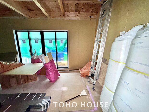 【Kitchen】デイリーシーンからスペシャルシーンまで様々なシーンで使用出来る、フレキシブルで飽きのこないこの空間。僕の頭の中では大好きなソファとダイニングテーブルと家族の笑顔が広がっていた
