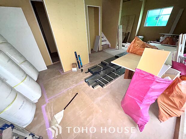 ◆美しく使いやすいキッチンは油汚れが簡単に拭き取れる素材で加工されており、浄水器シャワーから流す水の音を軽減する静かなシンクを採用。見えないところにさり気ない配慮が嬉しい。