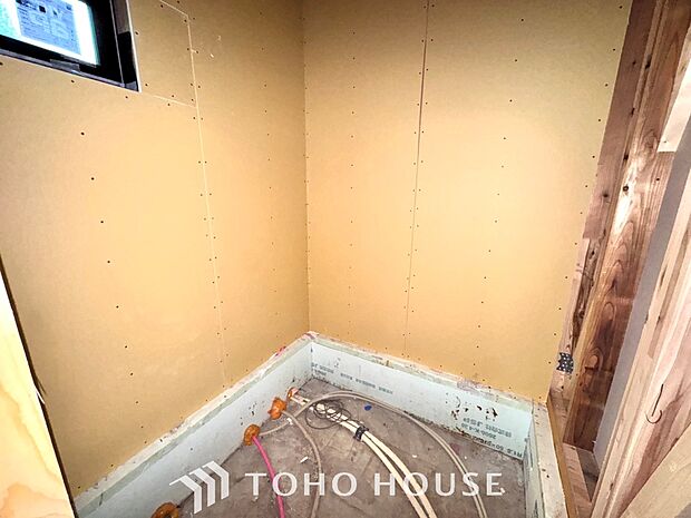 【Bathroom】◆風呂◆奥行きが長く足を延ばしてもラクラクのスペース。体の大きい方でも嬉しいワイドサイズ。また、カビが付きにくく軽くこすれば簡単に落ちるお掃除ラクラク仕様です。