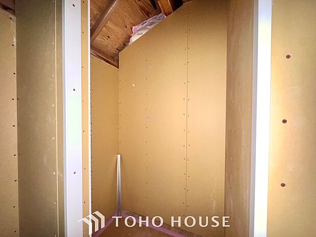 【toilet】トイレットペーパーの使用回数を減らせることです。 シャワートイレを使用すれば、洗浄して汚れを落とすことができるため、トイレットペーパーの使用を最小限にとどめることができます。
