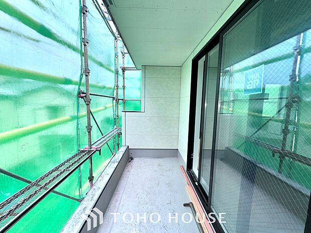 【By the window】◆窓辺◆窓を開けベランダに出ると当所なく広がる街と空のスクリーン。牧歌な街並みが僕を穏やかにさせてくれる。