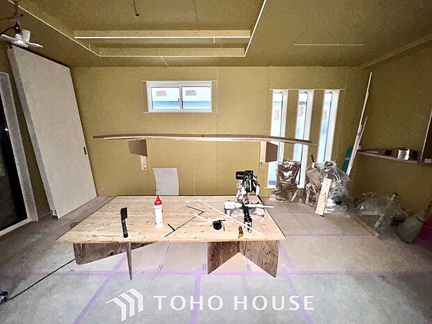 【By the window】◆窓辺◆窓を開けベランダに出ると当所なく広がる街と空のスクリーン。牧歌な街並みが僕を穏やかにさせてくれる。