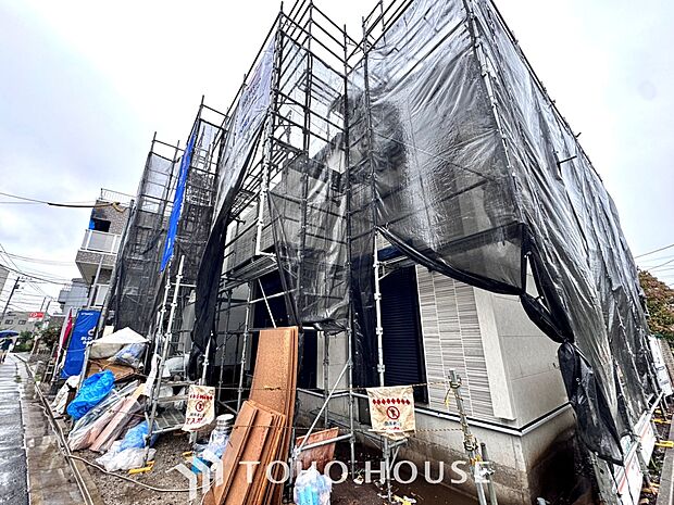 【Cool wind】◆窓を開けると◆冷涼な風、そよぐリビング。だんらんの場所はここから始まり、ここで終わる。家族の笑顔が集う素敵な場所だから、こだわり抜いた思いが詰まっているのだと思う。