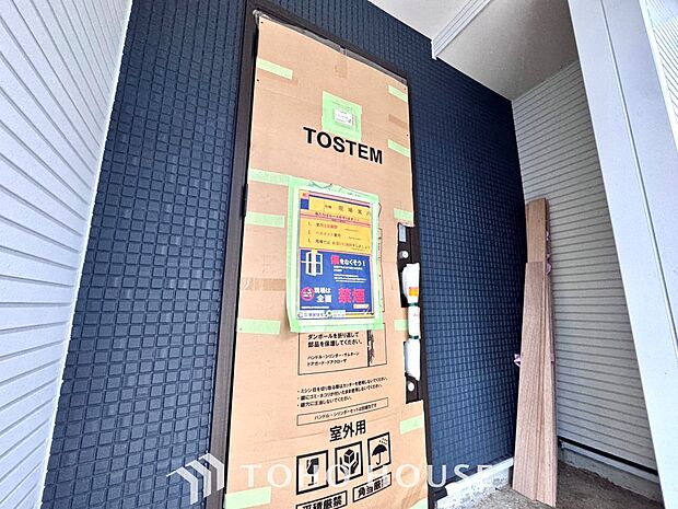 【toilet】トイレットペーパーの使用回数を減らせることです。 シャワートイレを使用すれば、洗浄して汚れを落とすことができるため、トイレットペーパーの使用を最小限にとどめることができます。