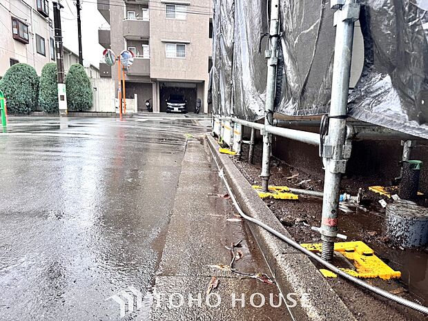 【Kitchen】デイリーシーンからスペシャルシーンまで様々なシーンで使用出来る、フレキシブルで飽きのこないこの空間。僕の頭の中では大好きなソファとダイニングテーブルと家族の笑顔が広がっていた