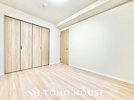明るい光が差し込む、お子様のお部屋にぴったりな洋室。ベッドや学習机を配置しても十分な広さがあり、健やかな成長を見守る温かみのある空間です。自分だけの時間をゆったりと楽しめます。