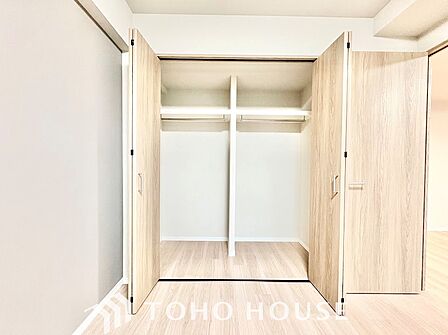 大型のクローゼットを備えた収納力に優れた洋室。かさばる衣類や荷物もすっきりと収まり、居住スペースを広く有効に使えます。いつでも片付いた美しい空間を保てる設計です。