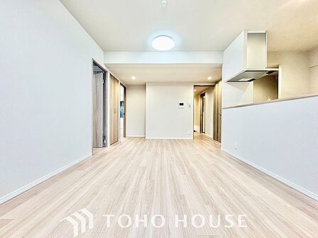 大きな窓からたっぷりの陽光が降り注ぐ、明るさに満ちたリビング。朝の心地よい光で目覚め、日中は電気をつけなくても快適に過ごせる、自然の恵みを感じられるエコで健やかな住空間です。