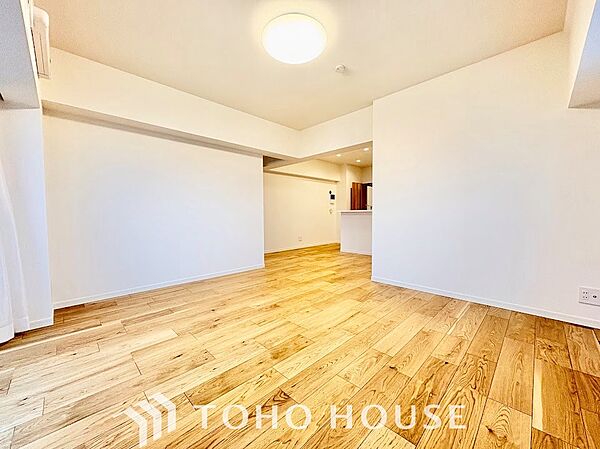 大きな窓からたっぷりの陽光が降り注ぐ、明るさに満ちたリビング。朝の心地よい光で目覚め、日中は電気をつけなくても快適に過ごせる、自然の恵みを感じられるエコで健やかな住空間です。