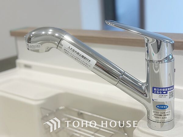 【Wash basin】十分な大きさの洗面台は収納もさる事ながら、身だしなみチェックや歯磨きなど、朝の慌ただしい時間でもホテルライクなスペースで余裕とゆとりを感じて頂けます。