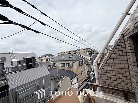 ◆青空テラス◆ベランダから望む紺碧の空からそよ風、そして目に映るのはグリーン広がる風光明媚な世界。それは清々しい自然の薫りを肌で感じる幸せな空間。
