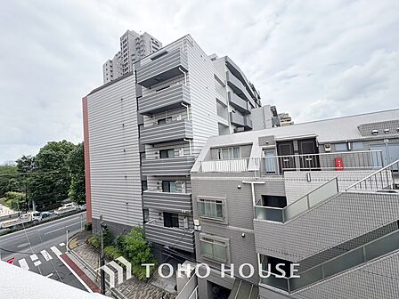 ◆木漏れ日◆の様な採光が優しく足元を照らし、心地いい暮らしの道しるべを写し出す。この空間で過ごす家族との語らいの時間がとても素敵で幸せを感じるかもしれない。【Holiday of a home】