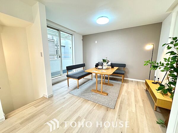 【LIVING】◆眩い◆光が燦々と入り、家族の笑顔を照らす。「いつまでも続いて」と願う夢のような毎日がここにある。