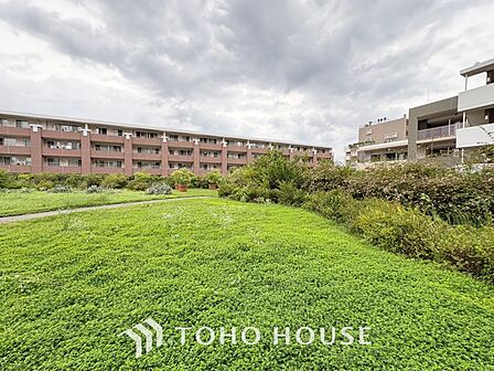 ◆青空テラス◆ベランダから望む紺碧の空からそよ風、そして目に映るのはグリーン広がる風光明媚な世界。それは清々しい自然の薫りを肌で感じる幸せな空間。