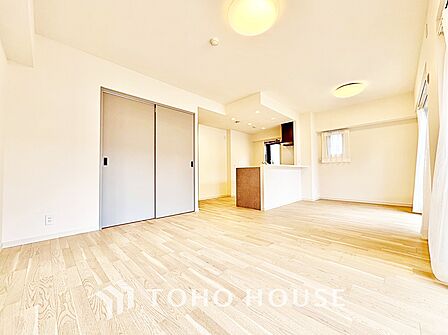 【リビング】淹れたてのコーヒーと、穏やかな午後。日常を少しだけ愛せるようになる空間です。