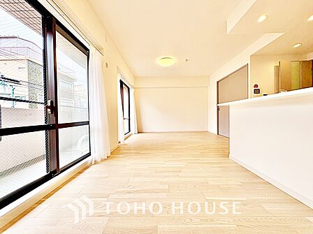 【リビング】窓から差し込む夕陽が床を染める。何気ない時間が、特別に変わる瞬間。