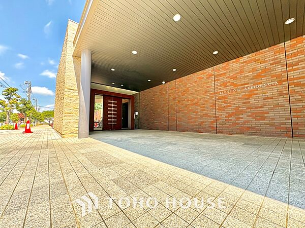 【Exterior】街並みに溶け込みながらも、確かな存在感。