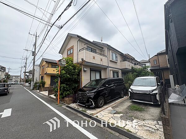 【外観】落ち着いた街並みに調和する外観。住まいとしての安心感を感じられる佇まいです。