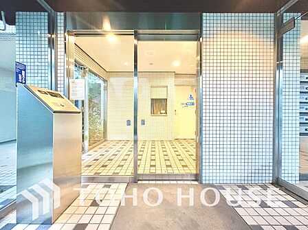 【オートロック】エントランスにはオートロックを採用。住まう方の安心感を高めてくれる設備です。