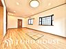 室内：【リビング】食事も団らんもくつろぎも、この空間が暮らしの中心に。