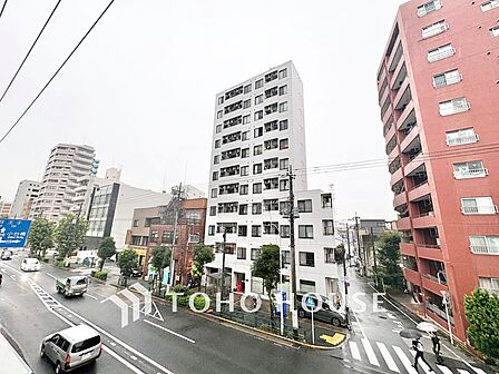 明治通り沿いに佇む、存在感ある10階建てフォルム。1階には店舗スペースを備え、視認性・利便性に優れたロケーションです。