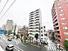 外観：明治通り沿いに佇む、存在感ある10階建てフォルム。1階には店舗スペースを備え、視認性・利便性に優れたロケーションです。