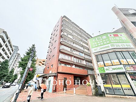 温かみのあるレンガ調タイル貼りの重厚な外観。周辺環境の利便性の高さと存在感が目を惹くヴィンテージマンションです。