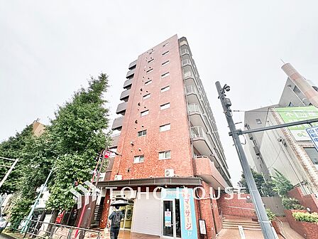 青空に映えるスタイリッシュな佇まい。1階部分には生活を支える便利な店舗が入り、日常の暮らしやすさを高めてくれます。
