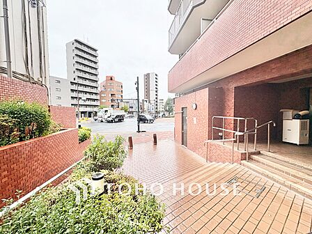 見通しの良い道路に面した開放的なロケーション。敷地内には手入れの行き届いた植栽が配され、心地よい緑を感じられます。
