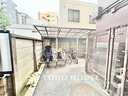雨や直射日光から大切な自転車を守る屋根付き駐輪場。敷地内にしっかり確保されており、通勤・通学や日々のお買い物にも大変便利です。