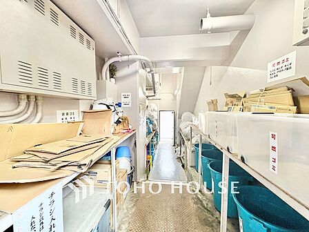 分別ルールが徹底された屋内ゴミ置き場。雨の日でも濡れずに利用でき、清潔に保たれているため快適に生活できます。