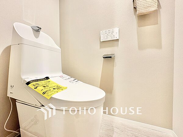 ◆トイレ◆トイレも全て新品に交換されており、清々しく新生活を始めることができます。白基調の清潔感のある空間に生まれ変わりました。