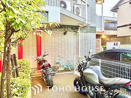 清潔感あるホワイト調のクロスと温もり溢れるモダンカラーの床材が見事に調和した本邸宅は、毎日の生活を少しでも快適に過ごして頂ける様に落ち着いた雰囲気作りから行っています。