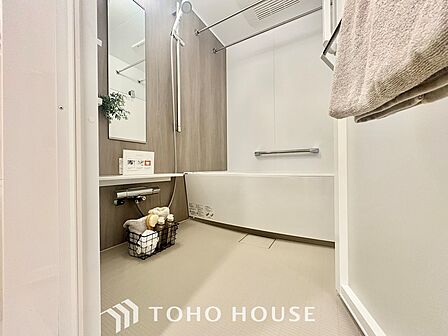 【Bathroom】『一日の疲れを落としてくれる場所は、一番落ち着く場所でなければならない』高級感溢れるカラーと大きさ・柔らかな曲線で構成された半身浴も楽しめるバスタブが心地よさをもたらします。