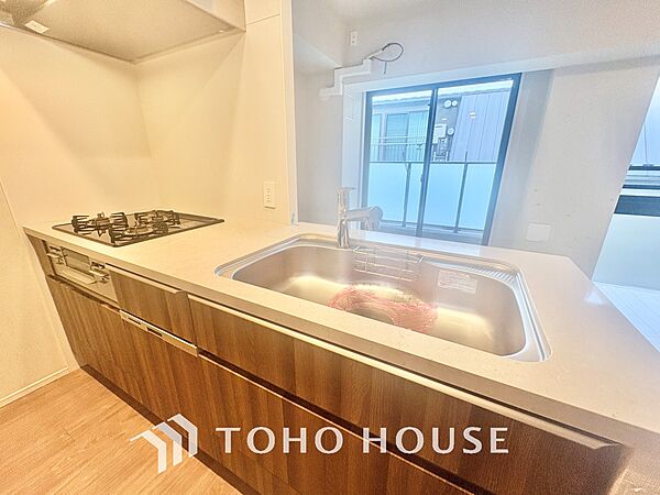 【KITCHEN】◆開放的◆後片付けが楽なシステムキッチン。収納スペースの充実！