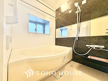 一日の疲れをじんわりと解きほぐす、ゆとりあるバスルーム。足を伸ばして湯船に浸かり、心も体もリフレッシュできます。毎日のバスタイムが至福のひとときになる安らぎの空間です。