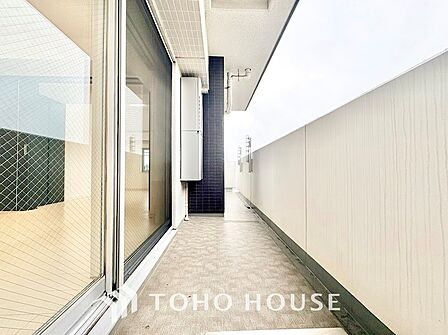 陽当り・風通し良好なバルコニー。お洗濯物やお布団もカラッとよく乾き、家事の効率も上がります。十分な広さを確保しており、プランターで家庭菜園を楽しんだりガーデニングの場としても活躍する空間です。