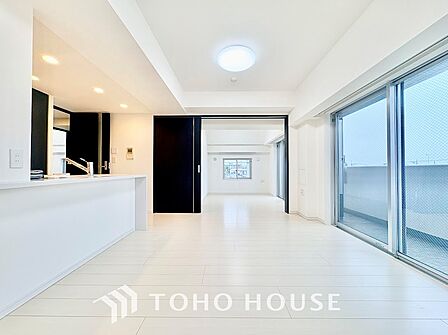 大きな窓からたっぷりの陽光が降り注ぐ、明るさに満ちたリビング。朝の心地よい光で目覚め、日中は電気をつけなくても快適に過ごせる、自然の恵みを感じられるエコで健やかな住空間です。