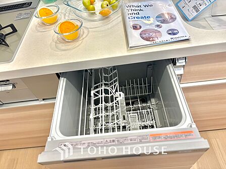 家事の最も強い味方の一つ・・ビルトイン型の食器洗浄乾燥機。手洗いでは落ちない汚れも高温・高圧ですっきり。大幅な時短になるのが嬉しい。