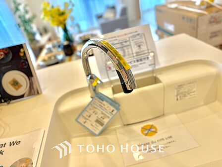 浄水器内蔵・可動式のシャワーヘッド。水はねや大きな洗い物も計算したシンク。システムキッチンは家事をずっと楽にしてくれる。