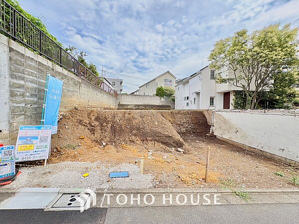 窓をあけると通り抜ける風。清々しく心地よいそよ風が、この空間を涼やかに。風通しの良さは人にとっても家にとっても健康的で気持ちいいもの。