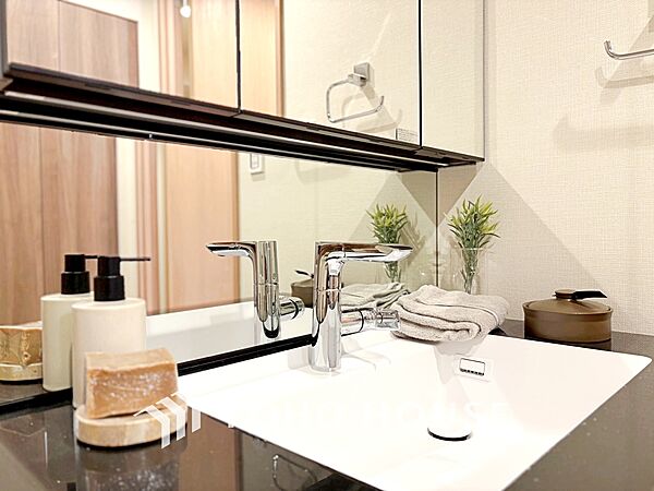 【WASHROOM】◆快適◆煌びやかな暮らしの中にも忘れたくない快適さ。大きな収納が助けてくれます。
